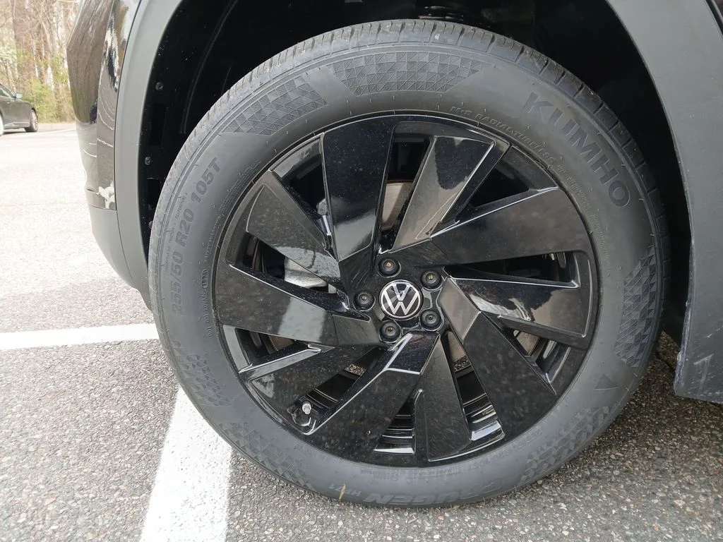 New 2026 Black Volkswagen 2.0T SE w/Technology image 26