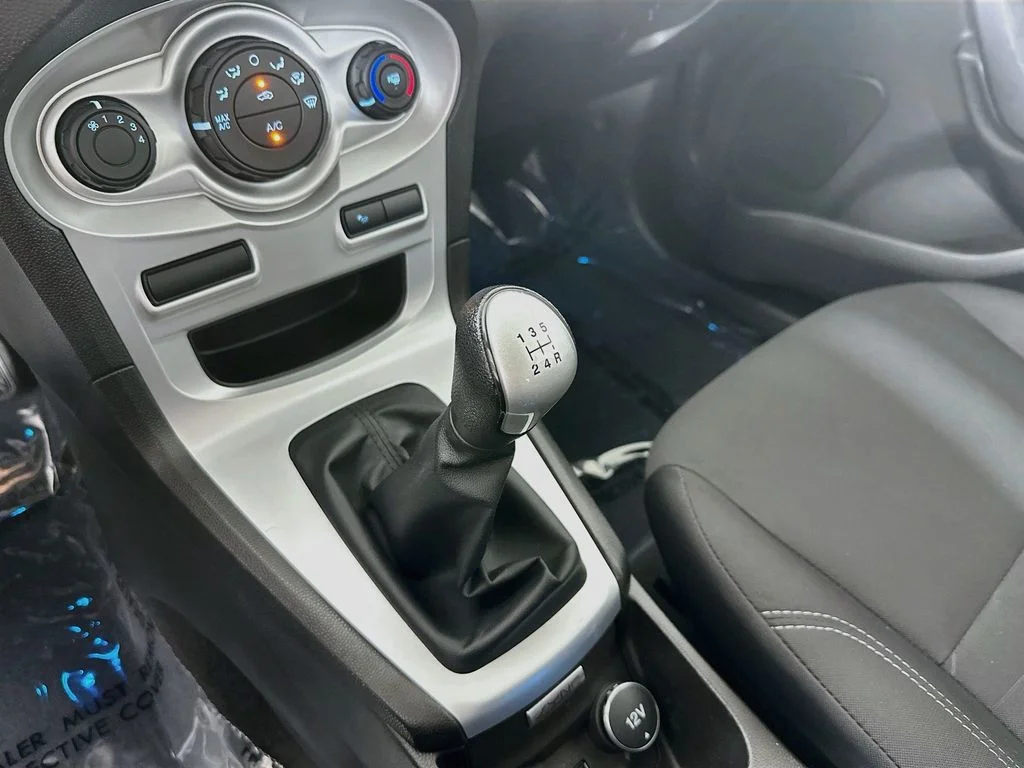Used 2016 Oxford White Ford SE image 18