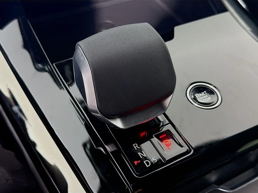Certified Used 2025 White Land Rover Dynamic SE image 19