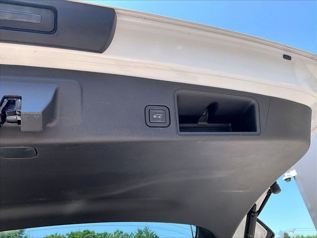 Used 2023 White GMC SLT image 24