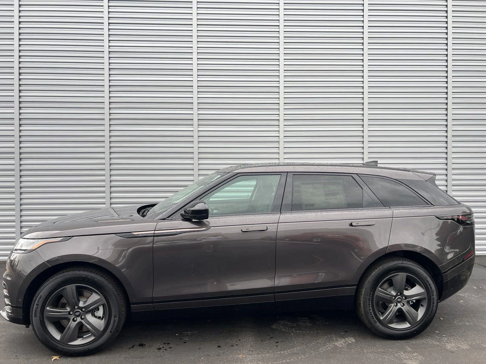 New 2025 Charente Grey Premium Metallic Land Rover Dynamic SE image 2