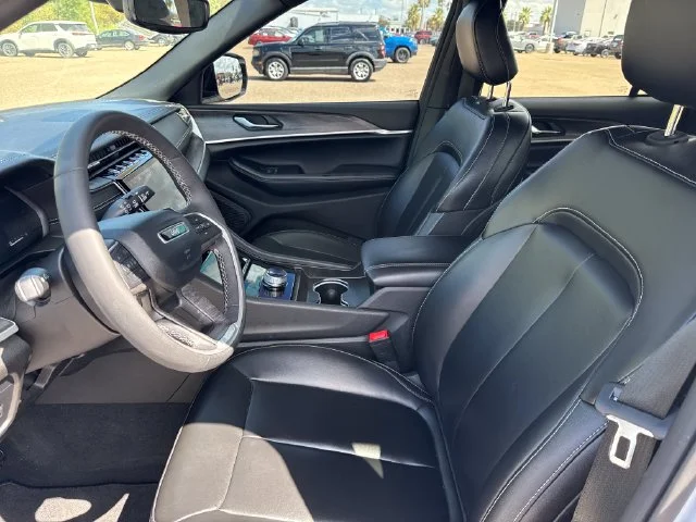 Used 2024 White Jeep Limited image 9