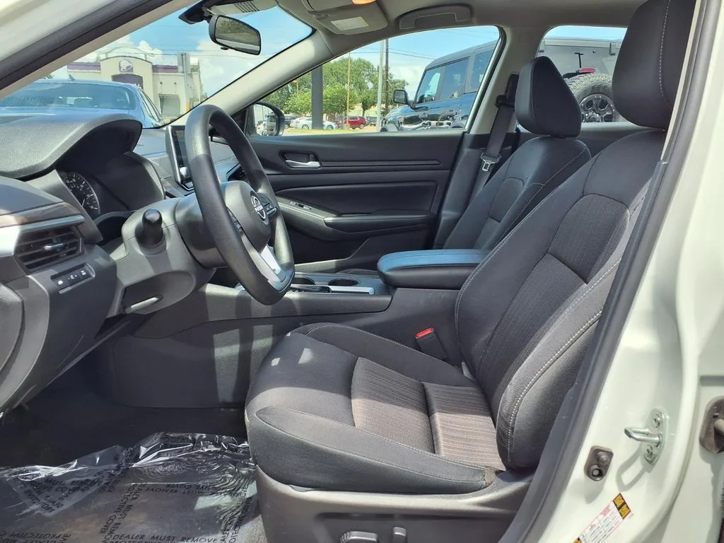 Used 2025 White Nissan 2.5 SV image 4