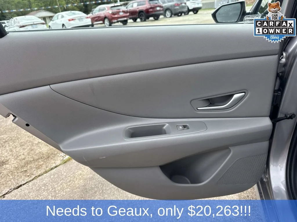 Used 2025 Silver Hyundai SEL Convenience image 30