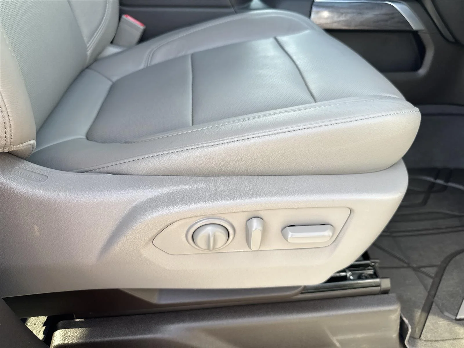 Used 2019 IRIDESCENT PEARL TRICOAT Chevrolet LTZ image 37