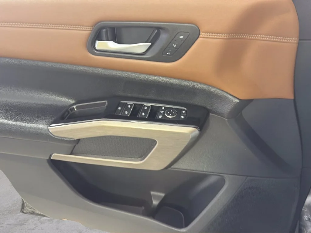 Used 2022 Black Nissan Platinum image 28