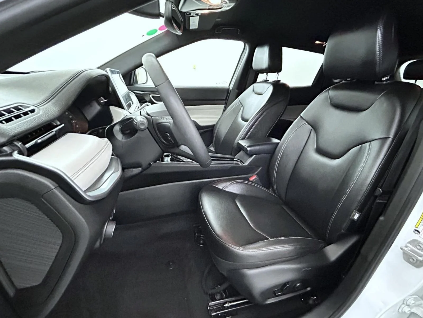 Used 2025 White Jeep Limited image 10