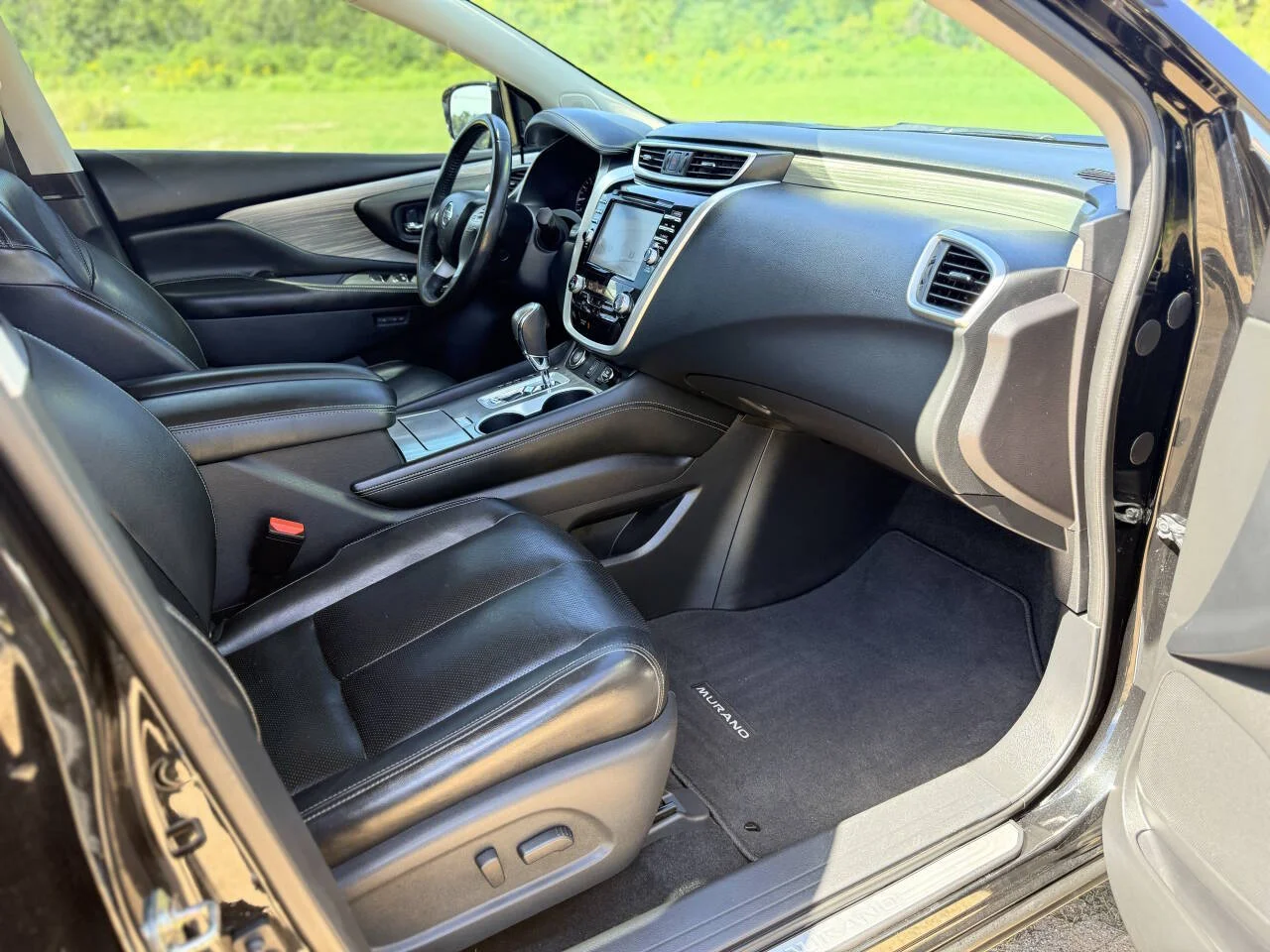 Used 2016 Black Nissan SL 4dr SUV image 27