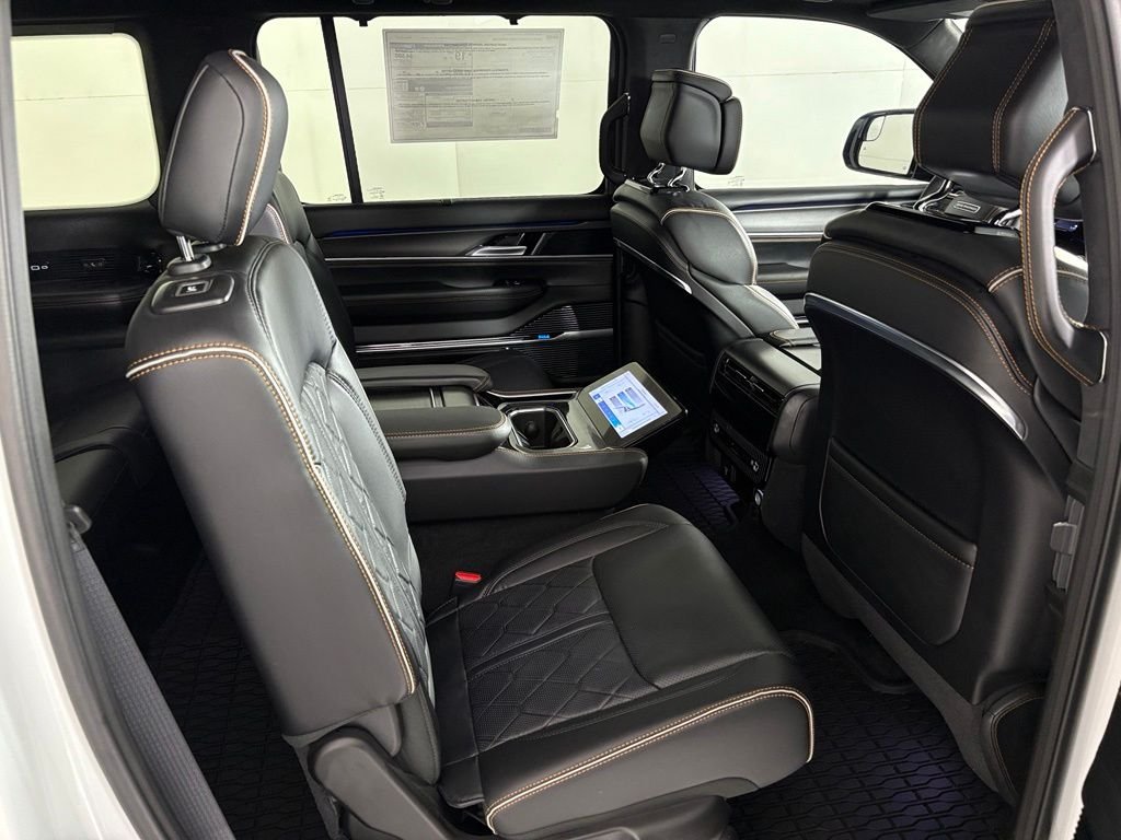 New 2026 Bright White Clear-Coat Exterior Paint Jeep Summit Reserve image 46