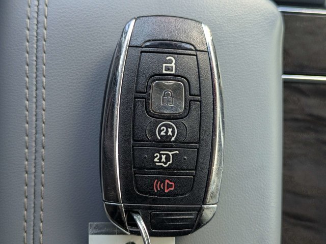 Used 2018 Black Lincoln Reserve image 31