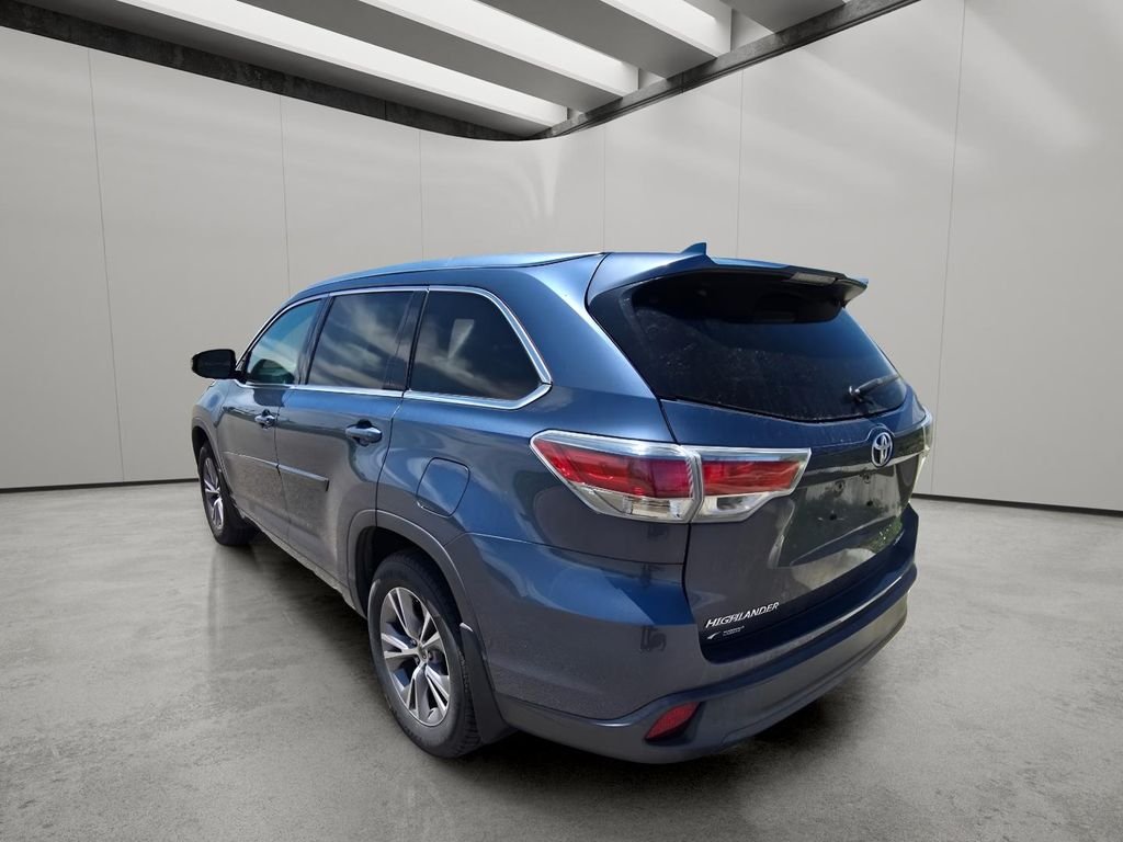 Used 2014 Shoreline Blue Pearl Toyota XLE image 3