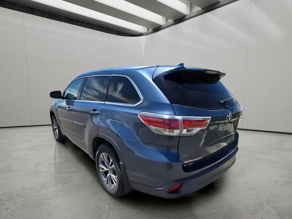 Used 2014 Shoreline Blue Pearl Toyota XLE image 3