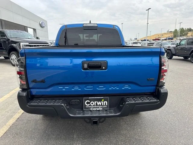Used 2018 Blue Toyota SR5 image 5