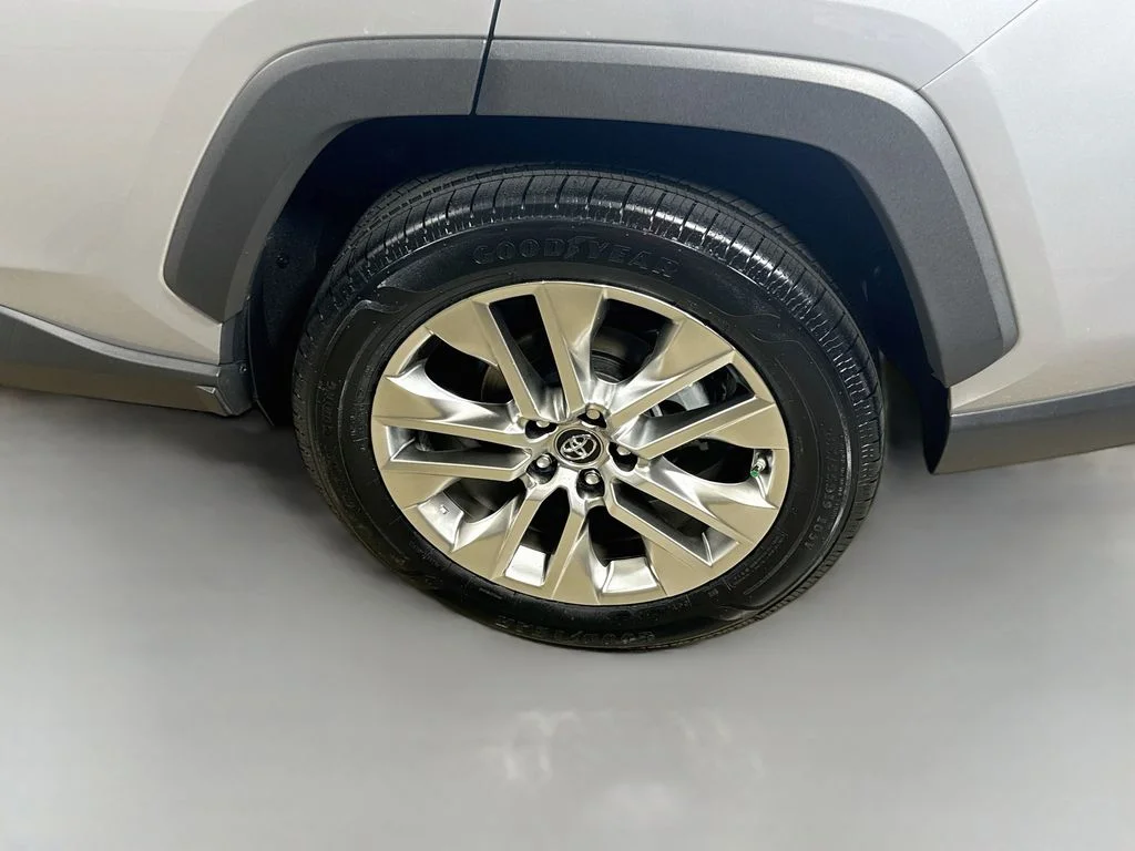 Certified Used 2019 Silver Sky Metallic Toyota XLE Premium image 9