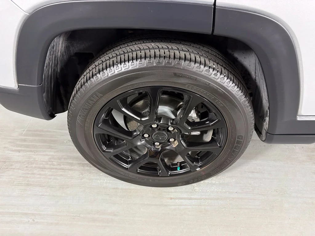 Used 2025 Silver Jeep Latitude image 11