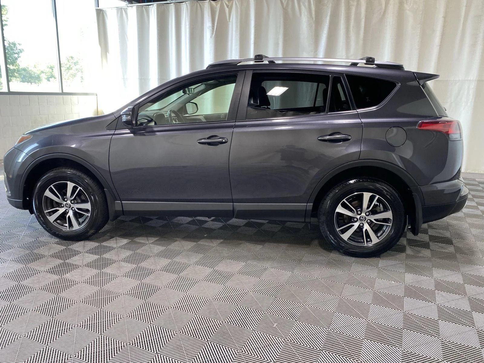 Used 2018 Magnetic Gray Metallic Toyota XLE image 4