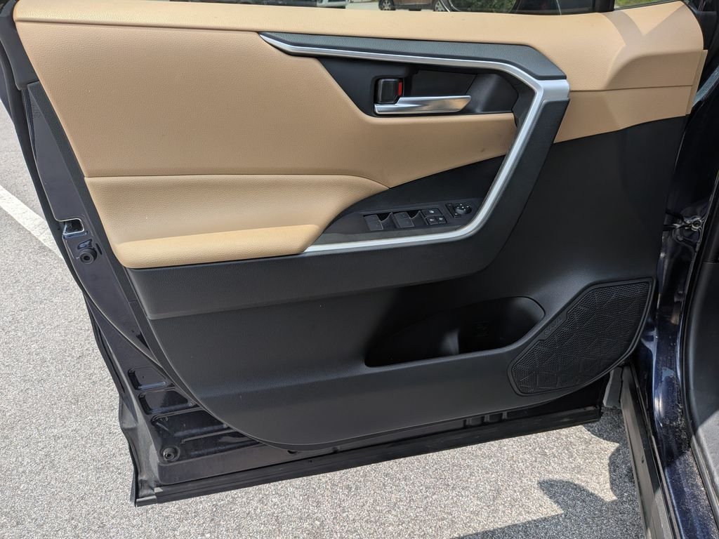 Used 2025  Toyota XLE Premium image 10