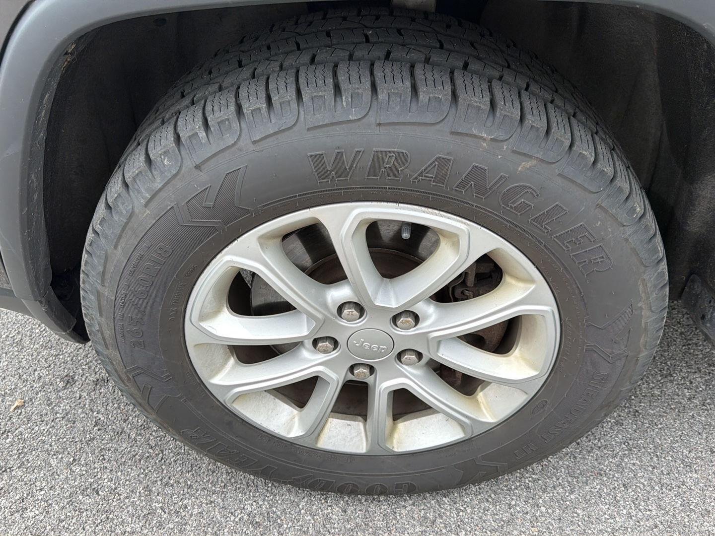 Used 2021 Granite Crystal Metallic Clearcoat Jeep Laredo E image 8
