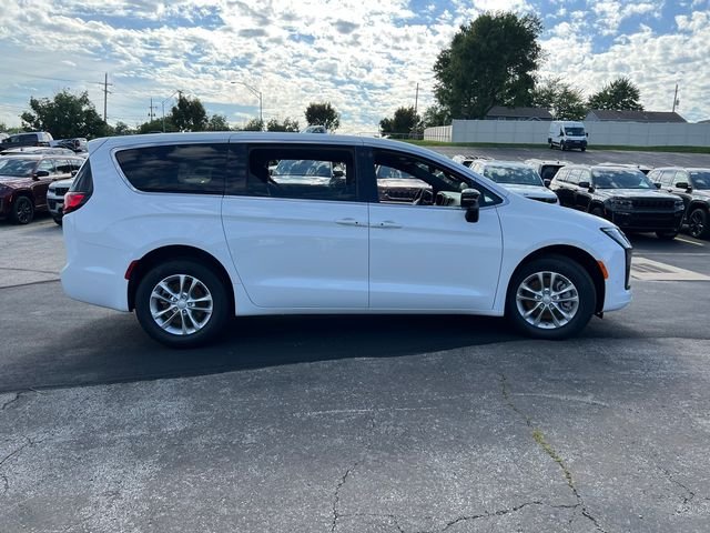 New 2027 Bright White Clear-Coat Exterior Paint Chrysler Select image 5