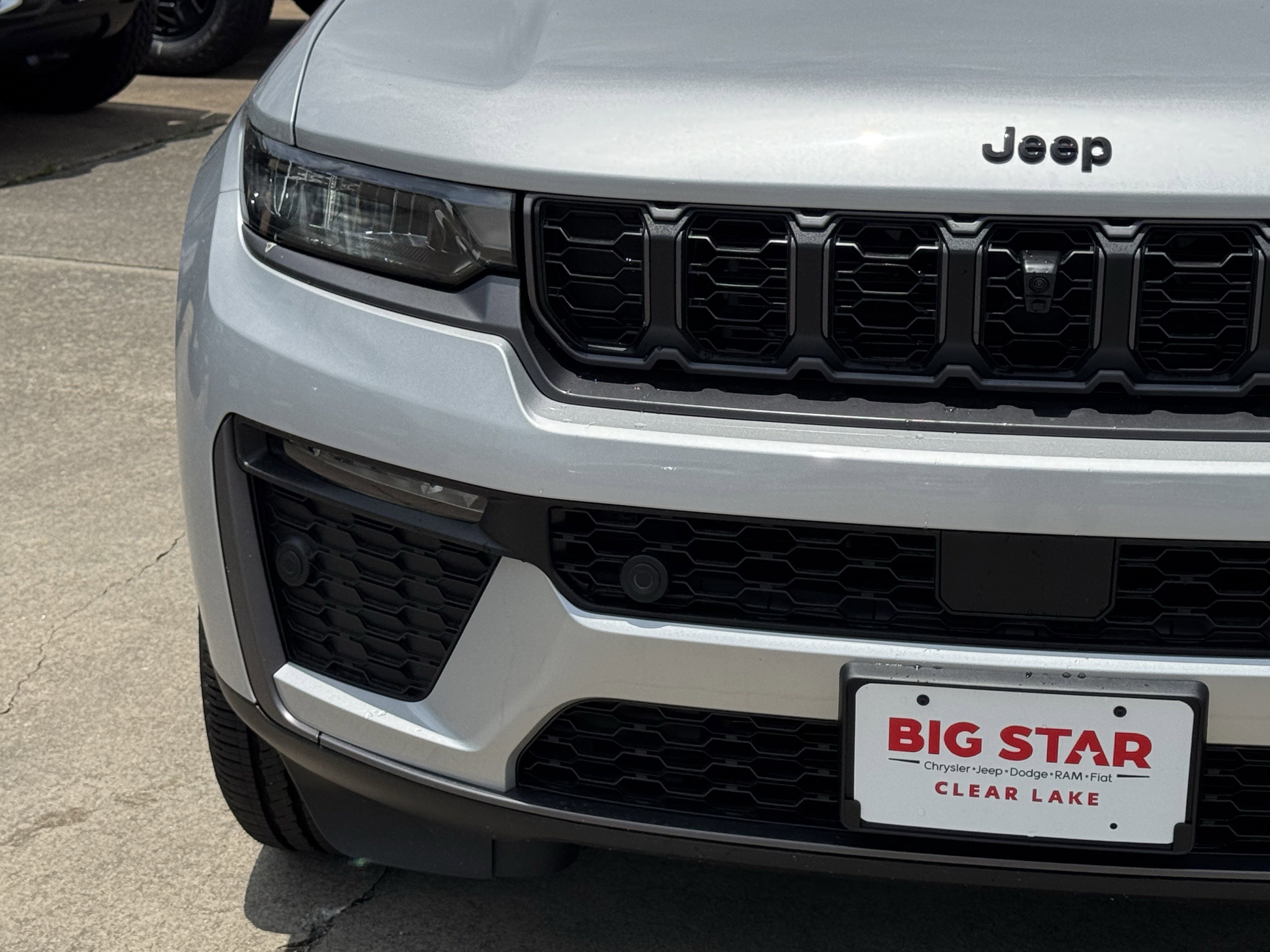 New 2026 Silver Zynith Exterior Paint Jeep 85th Anniversary Edition image 5