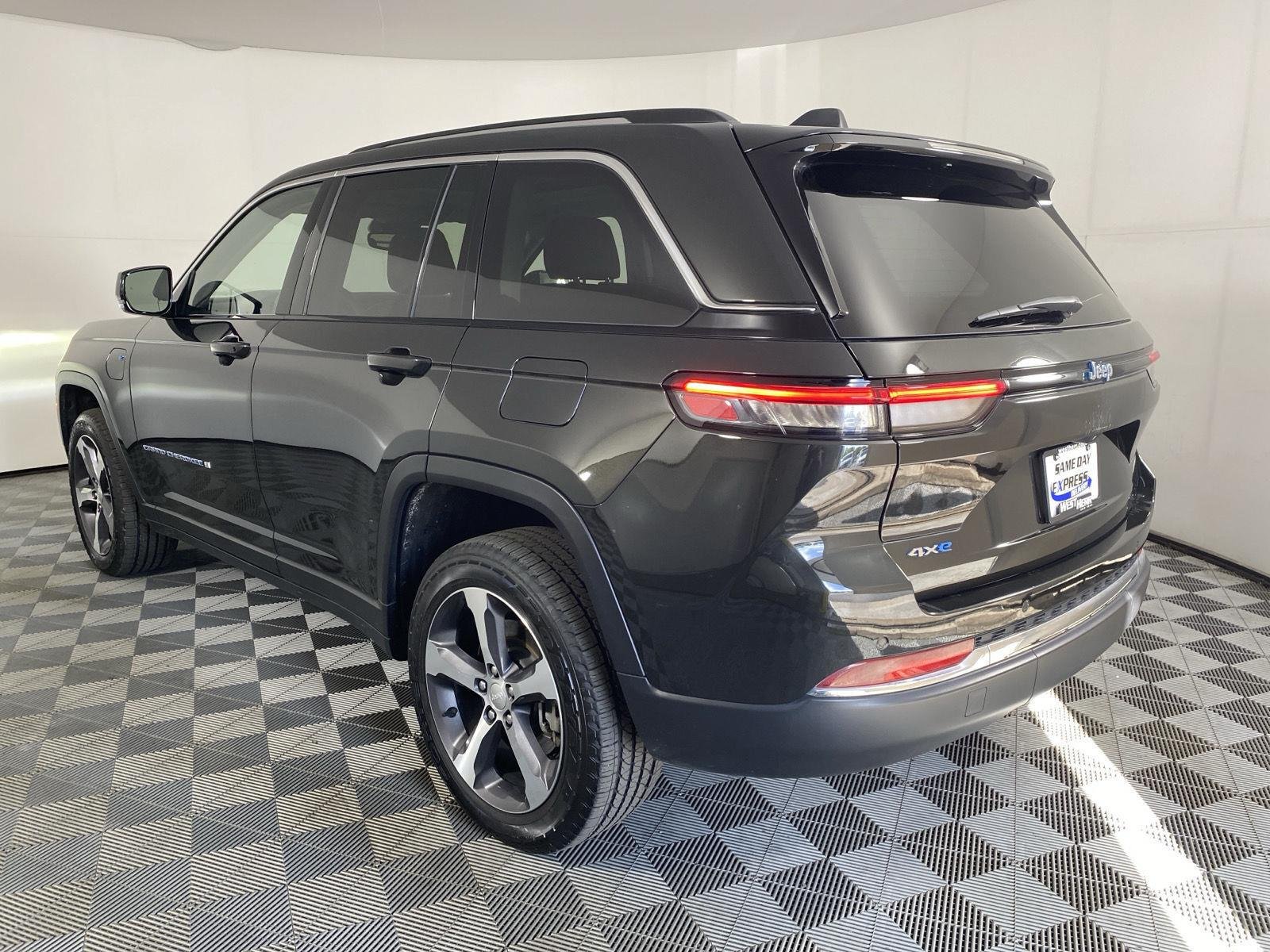 Used 2023 Rocky Mountain Pearlcoat Jeep  image 14