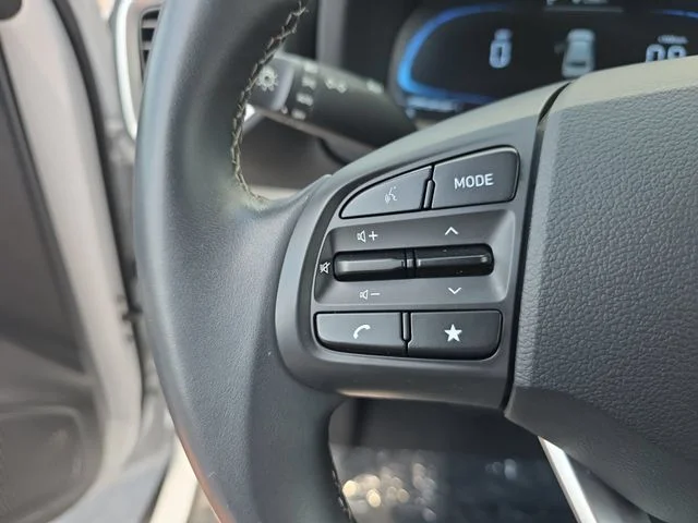 Used 2025 White Hyundai SEL image 17