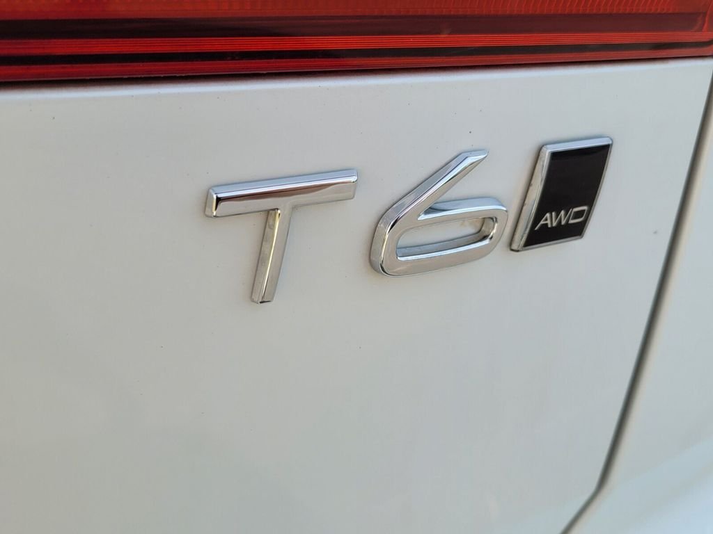 Used 2020 White Volvo T6 Momentum image 9