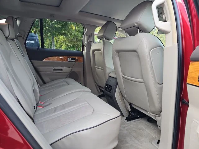 Used 2015 Red Lincoln Base image 11