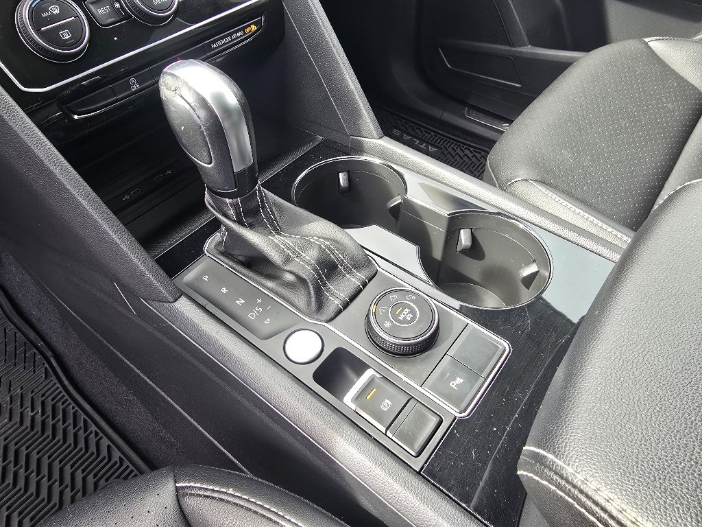 Used 2022 Pure White Volkswagen 3.6L V6 SE w/Technology image 19