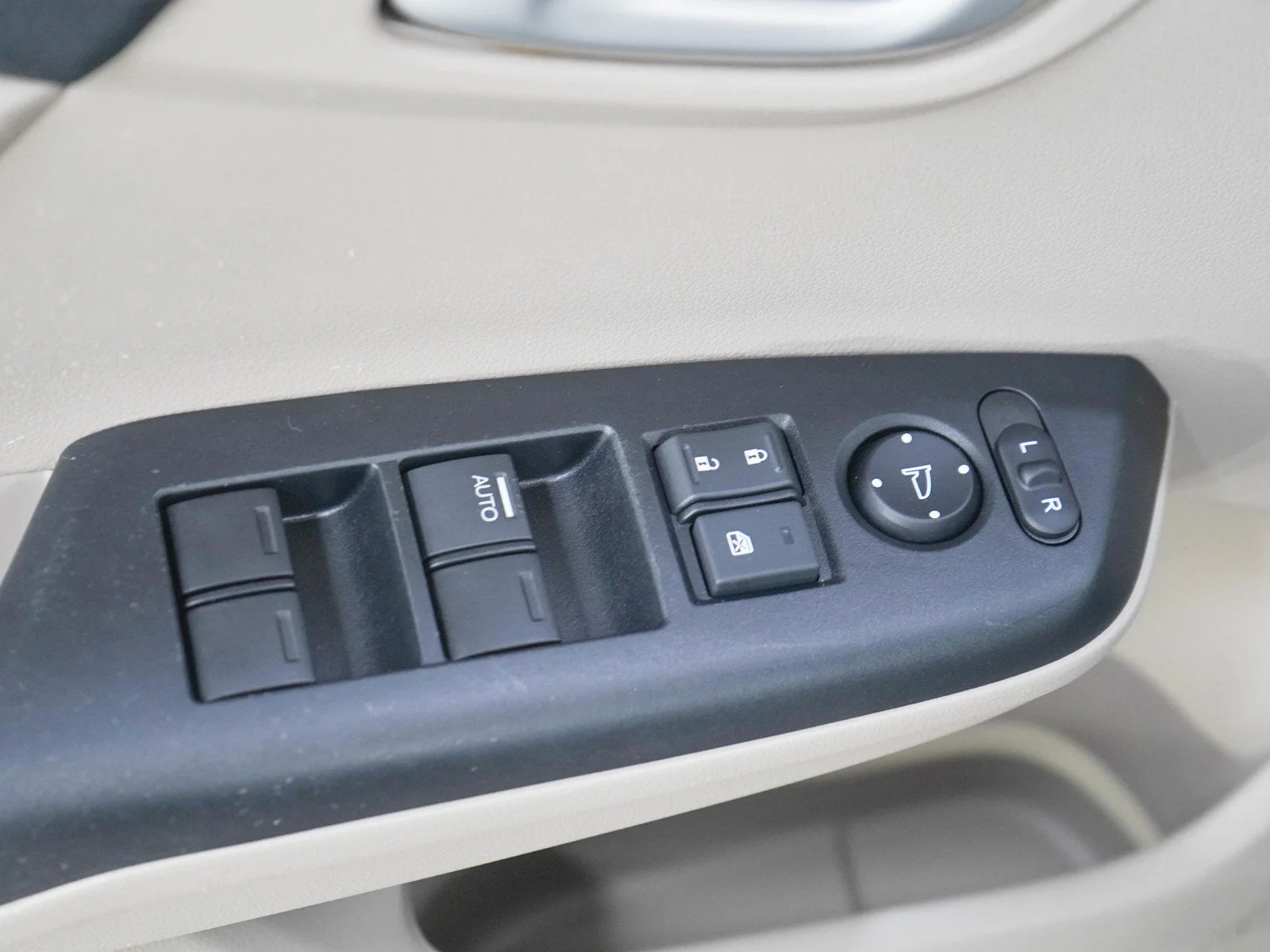 Used 2012 Urban Titanium Metallic Honda 4dr Auto LX image 19