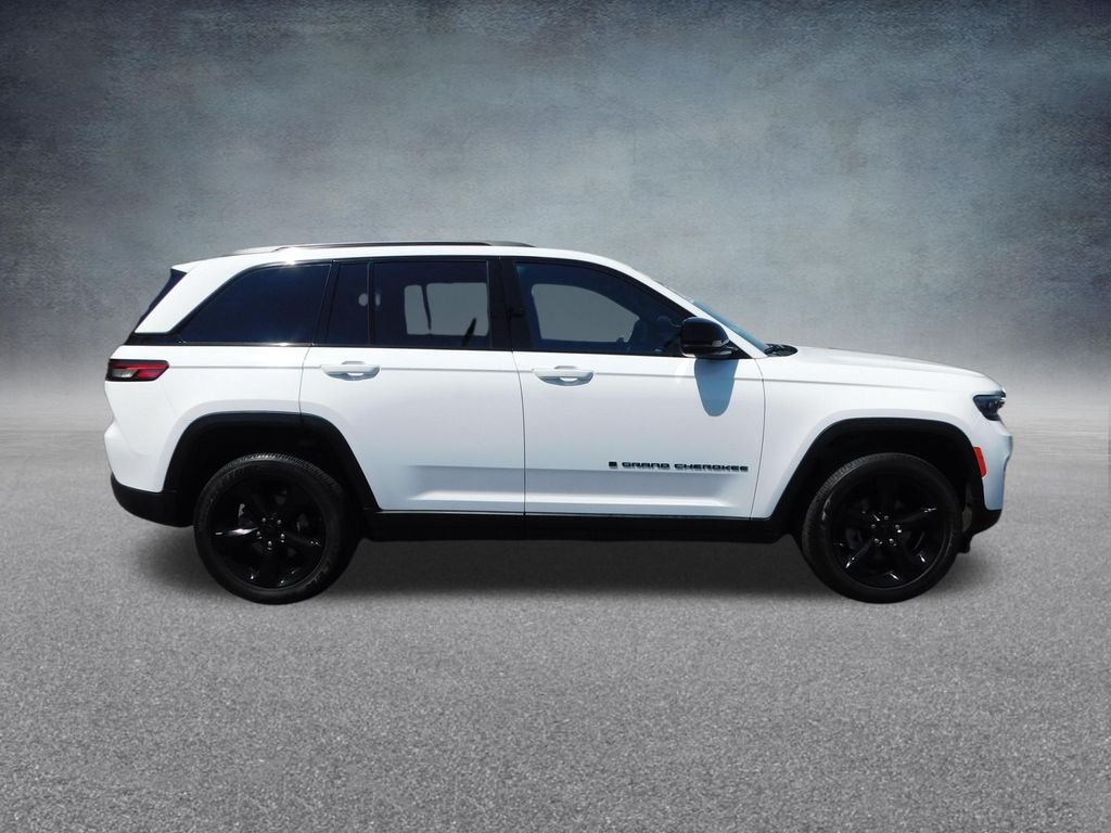 Used 2024 White Jeep Altitude image 2