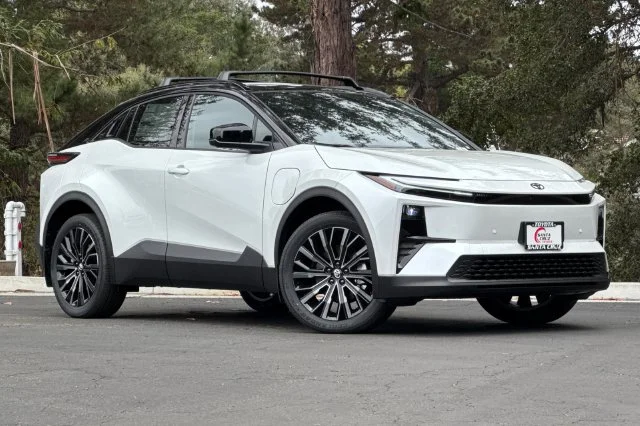 New 2026 Wind Chill Pearl with Midnight Black Metallic roof <sup>1</sup> Toyota  XSE image 2