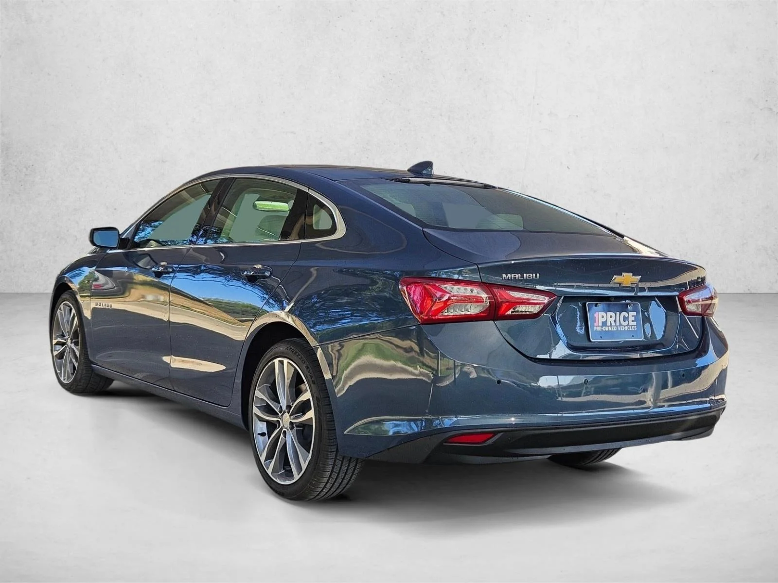 Used 2024 Lakeshore Blue Metallic Chevrolet LT image 7