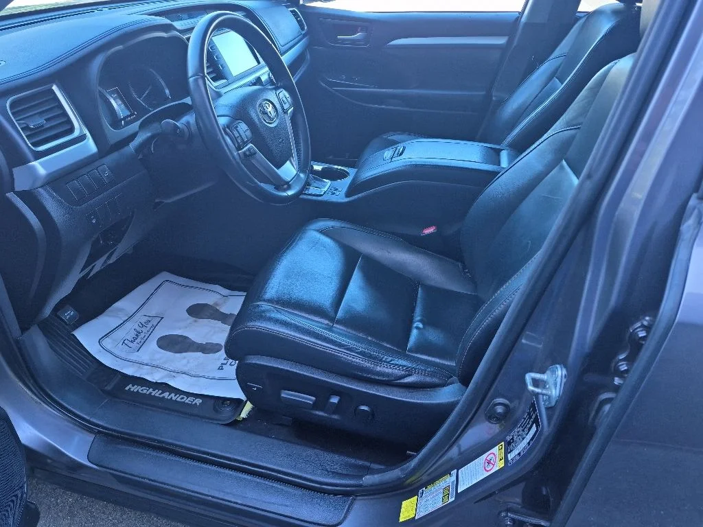 Used 2016 Gray Toyota XLE V6 image 15
