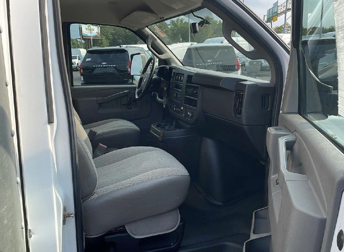 Used 2021 Summit White Chevrolet  image 23