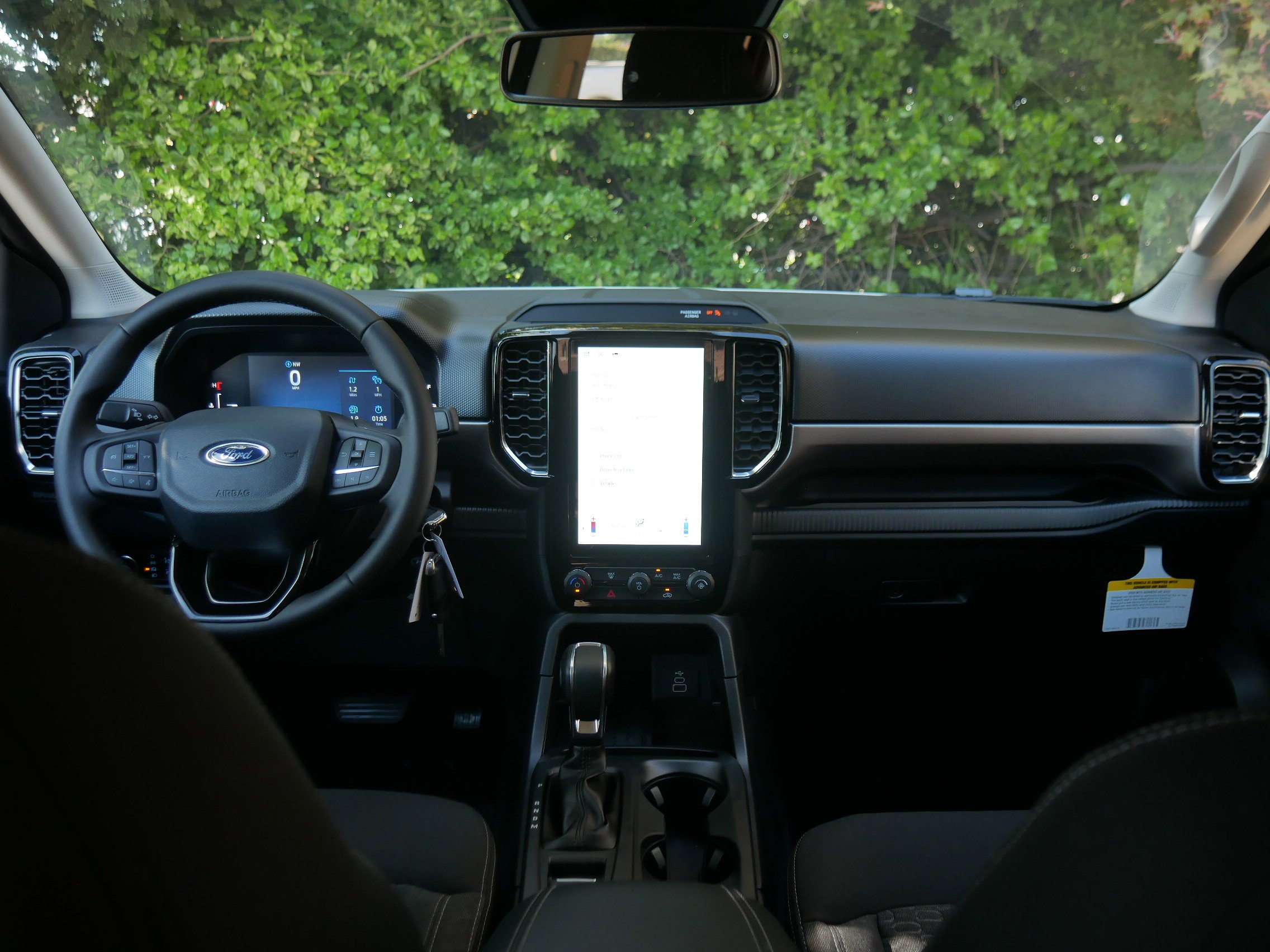 New 2025 Oxford White Ford XLT image 9