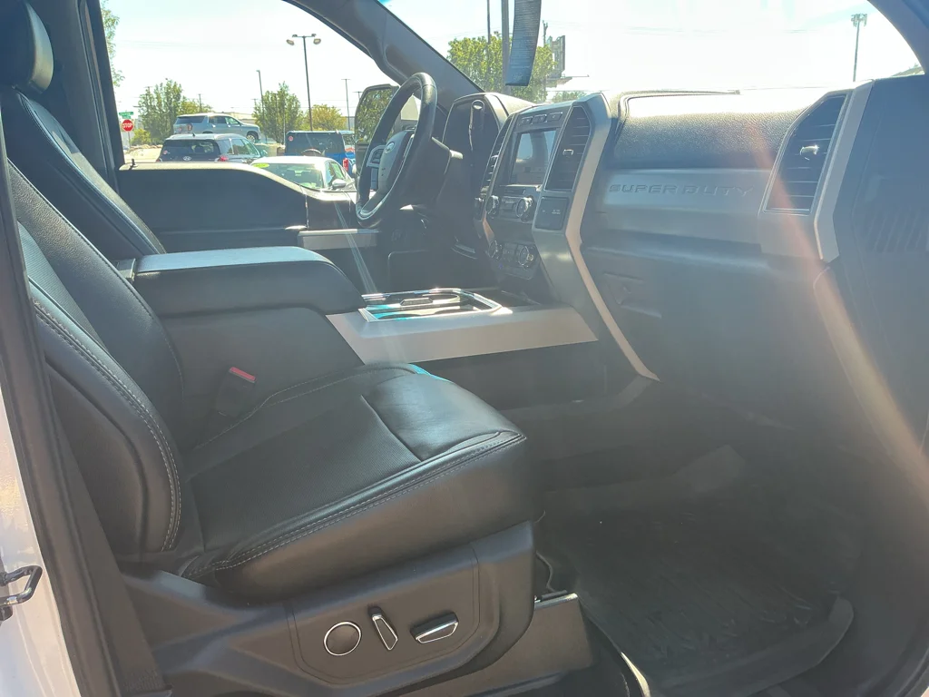 Used 2019 White Platinum Tri-Coat Metallic Ford LARIAT image 14