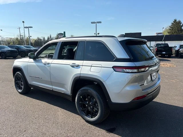 New 2026 Silver Zynith Exterior Paint Jeep Altitude image 4