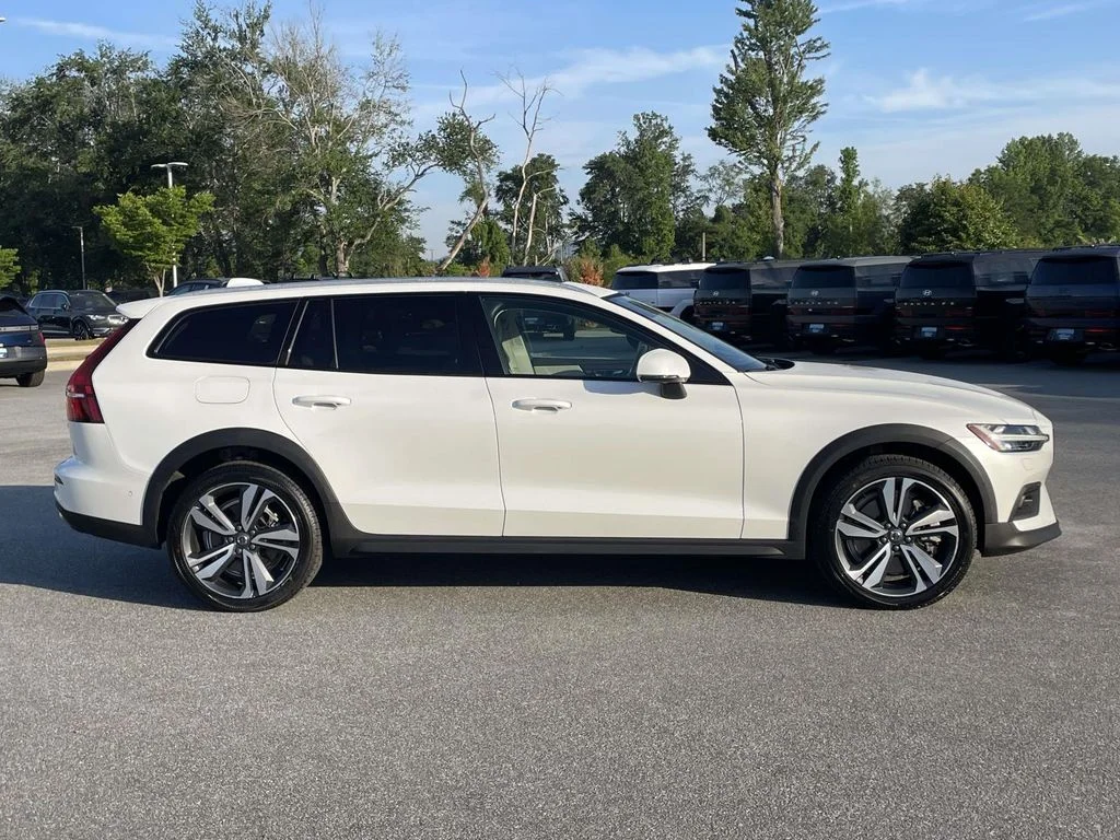 2025 Volvo V60 Cross Country Plus - Photo 29