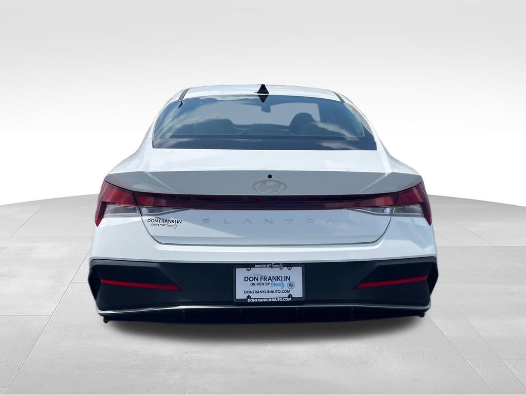 Used 2025 White Hyundai SE image 4