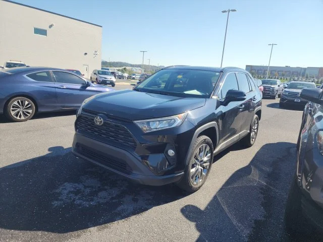 Used 2021 Black Toyota XLE Premium image 3