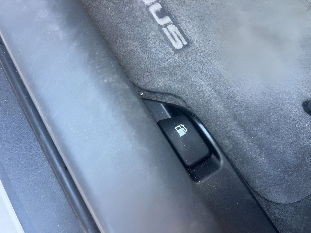 Used 2010 White Toyota V image 16
