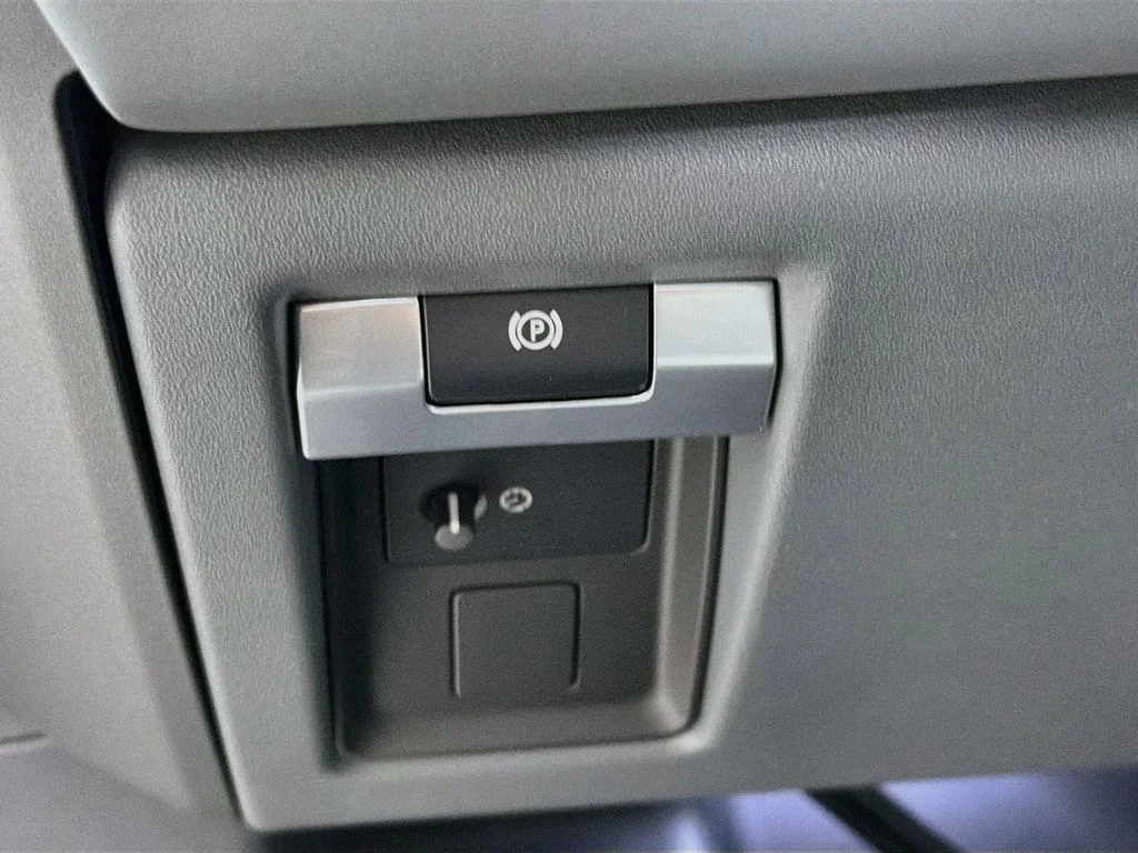 New 2026 Carpathian Grey Land Rover X-Dynamic SE image 10
