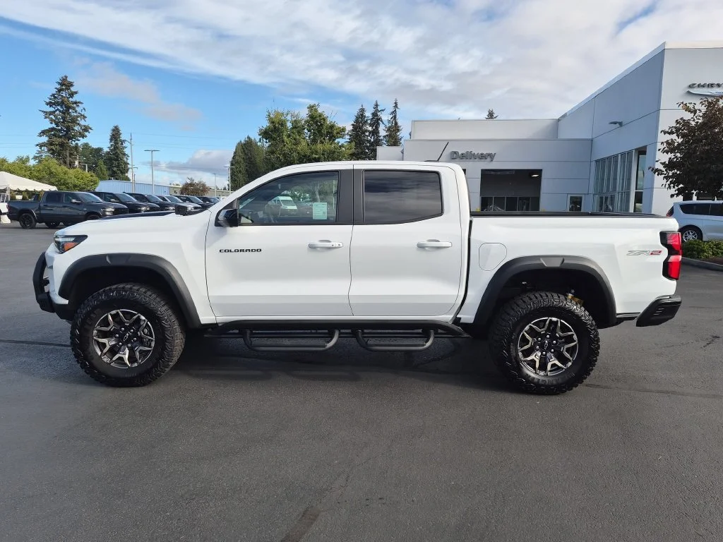 Used 2025 Summit White Chevrolet ZR2 image 3