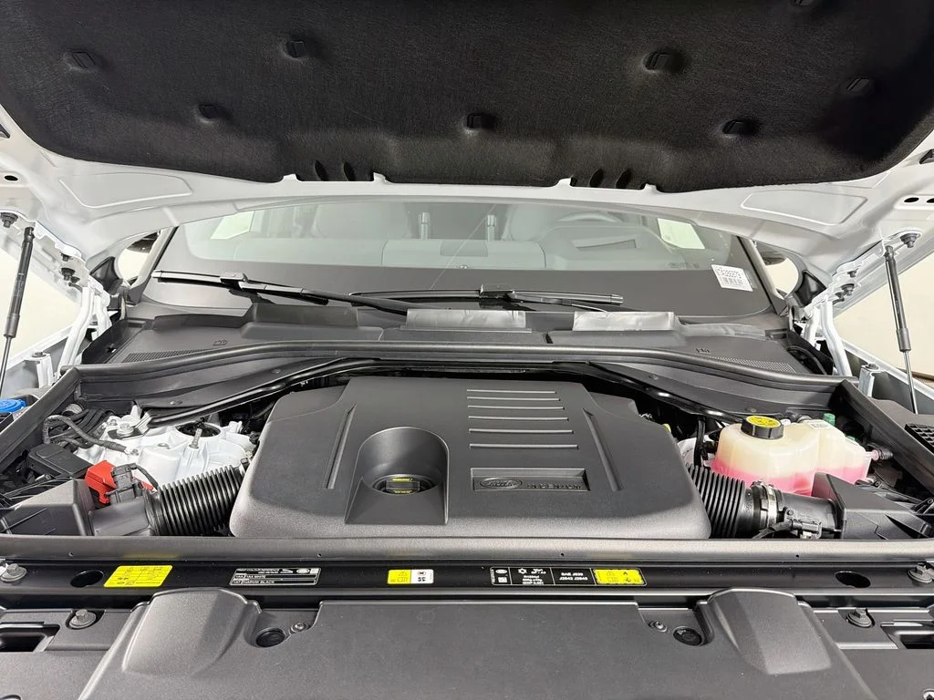 New 2026 Fuji White Land Rover SE image 32