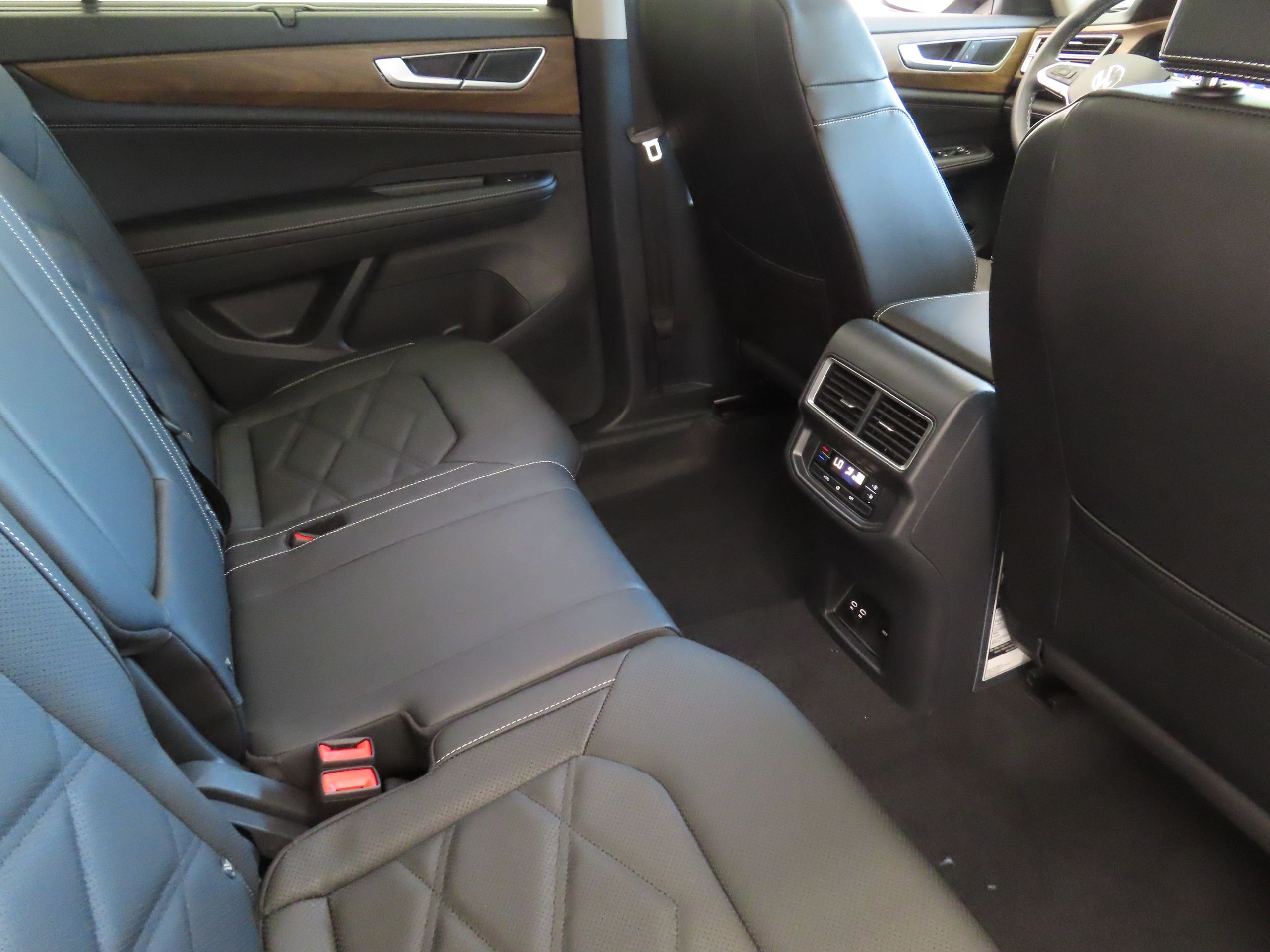 New 2026 Black Volkswagen 2.0T SE w/Technology image 25