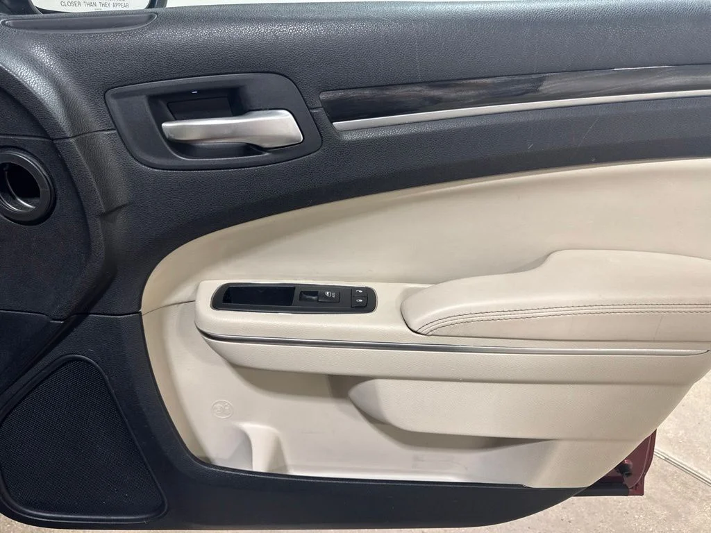 Used 2015 Velvet Chrysler Limited image 26