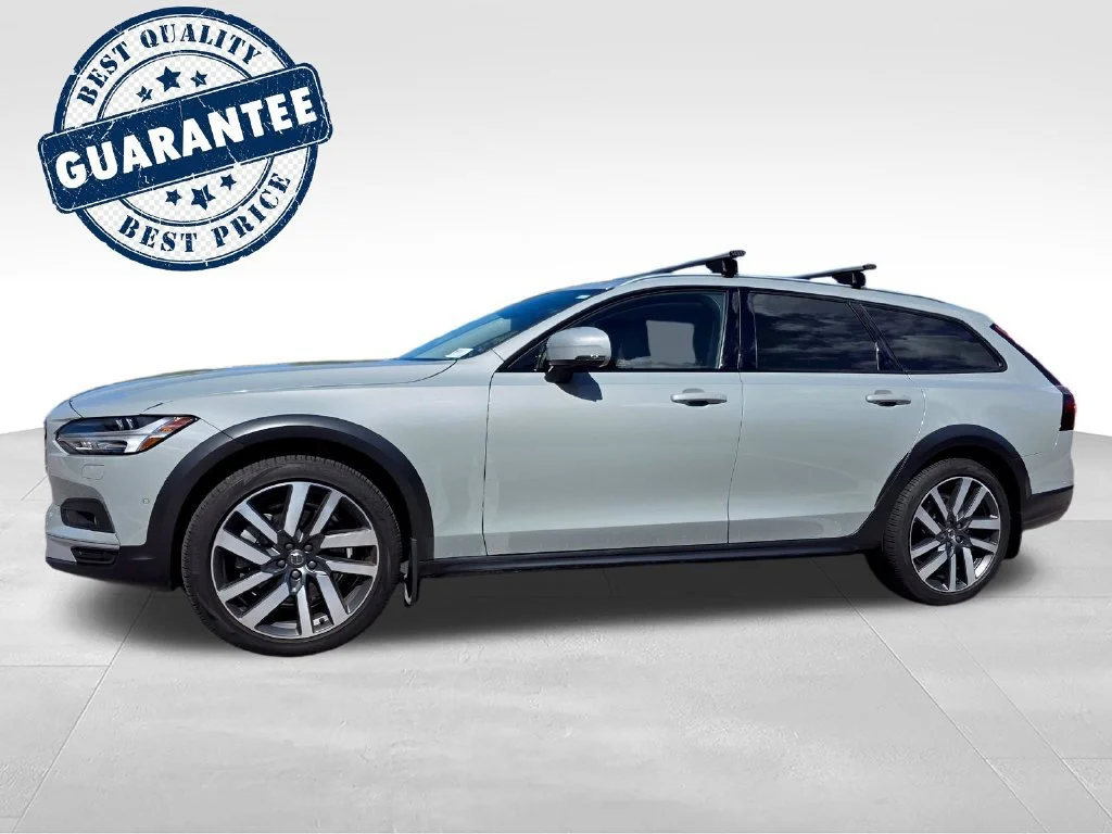 Used 2025 Gray Volvo Plus, B6 AWD Gas (mild hybrid) image 3