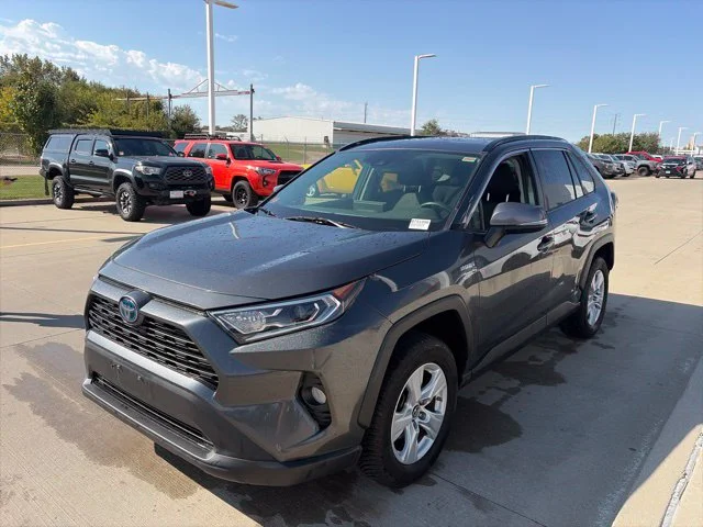 Used 2019 Gray Toyota XLE image 3