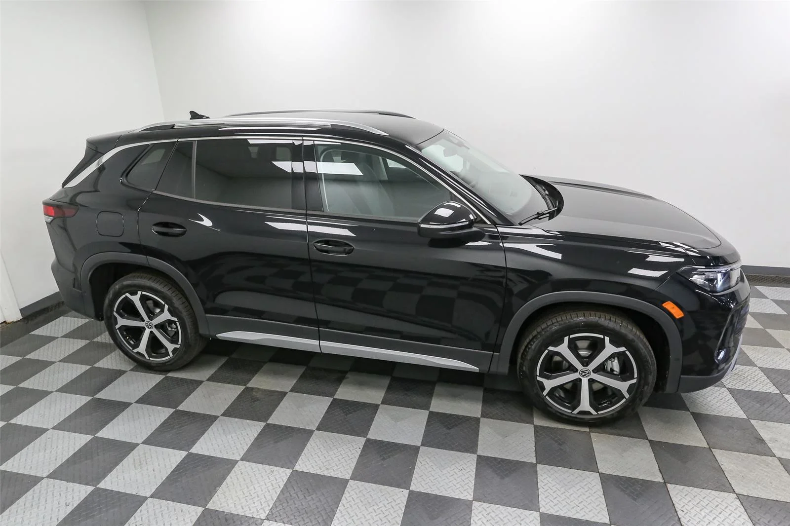 New 2026 Deep Black Pearl Volkswagen SE image 5